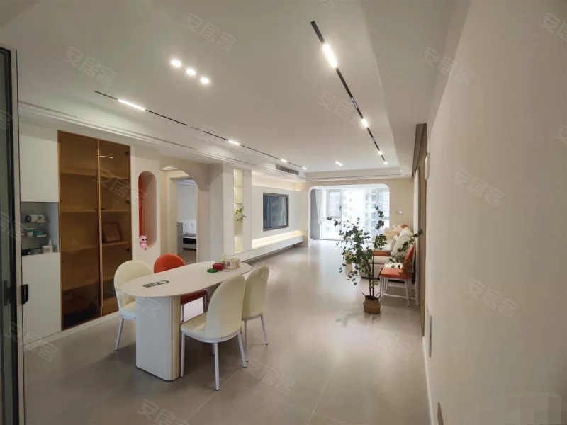 城南，御湖世家，精装大三房，纯东边户，电梯好楼层，带车位 ​全新装修，基本没住，证满二，