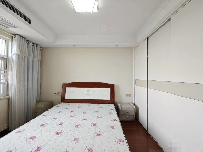 一中正对面，上苑一品，精装三房，单价4字头，带车位.南北双阳台，三开间朝南，全屋中央空调，电梯好楼层，