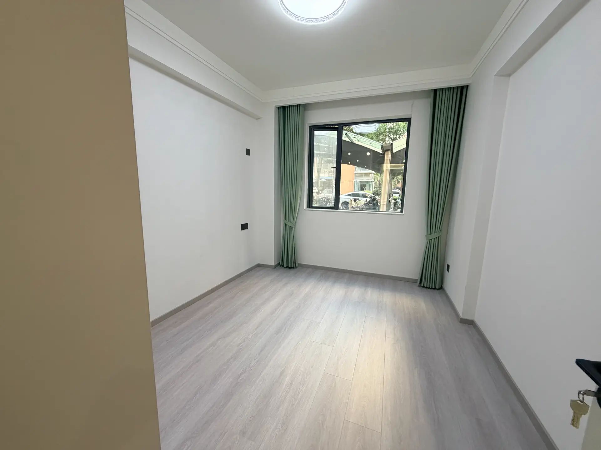 沔街上，紫金城，南向带院子，精装3房2卫，单价4千多，证满二