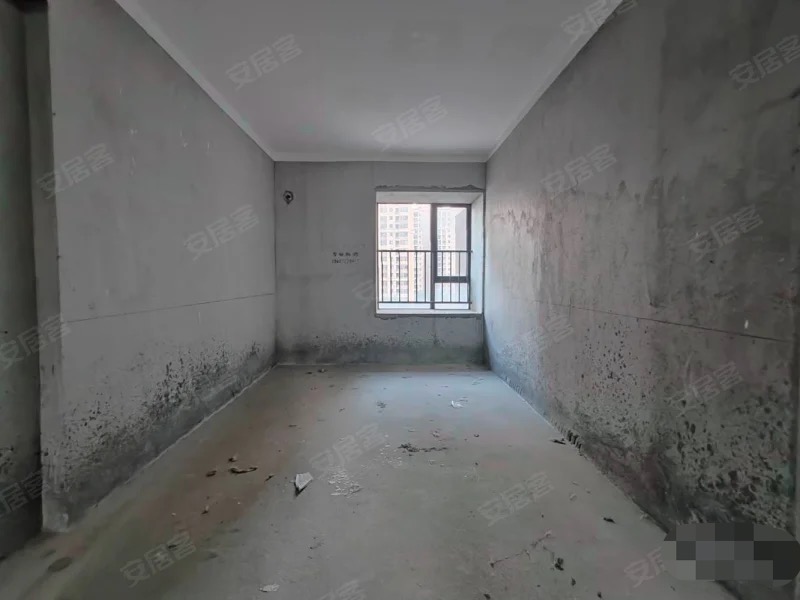 捡漏，森林国际翡冷翠。好楼层边户，毛坯四房，证满二，诚心出售