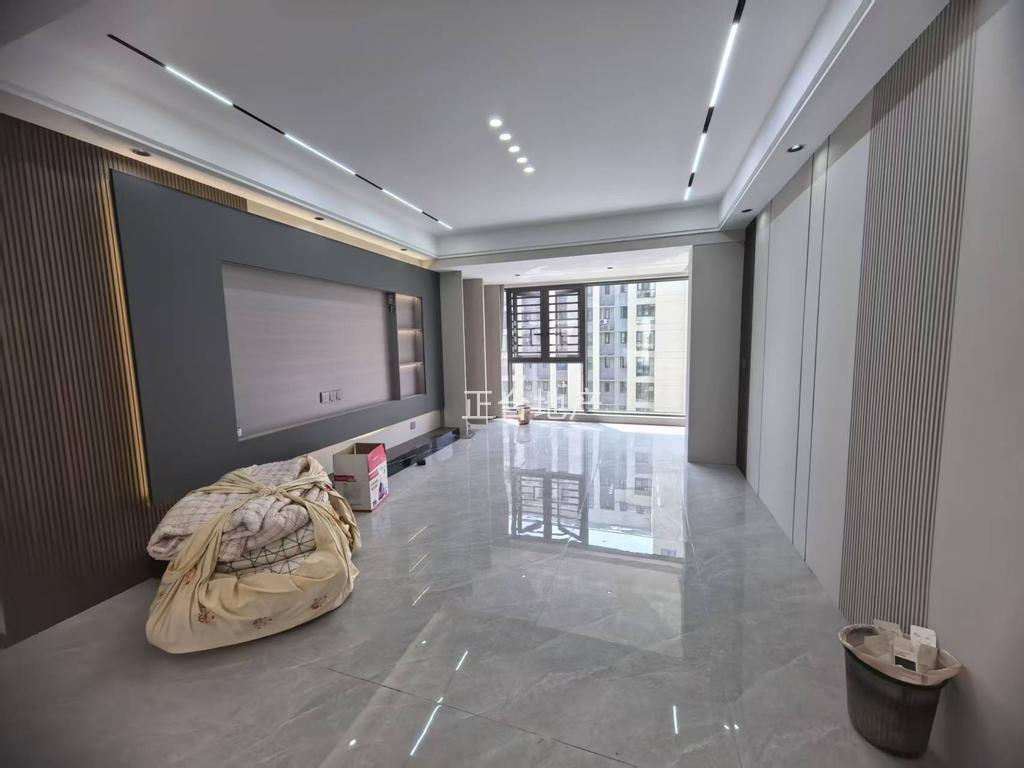 蓝‮花天‬园一‮一梯‬户，精装三房，地暖+中央空调，一‮未天‬住，小高层电梯12楼，双阳台