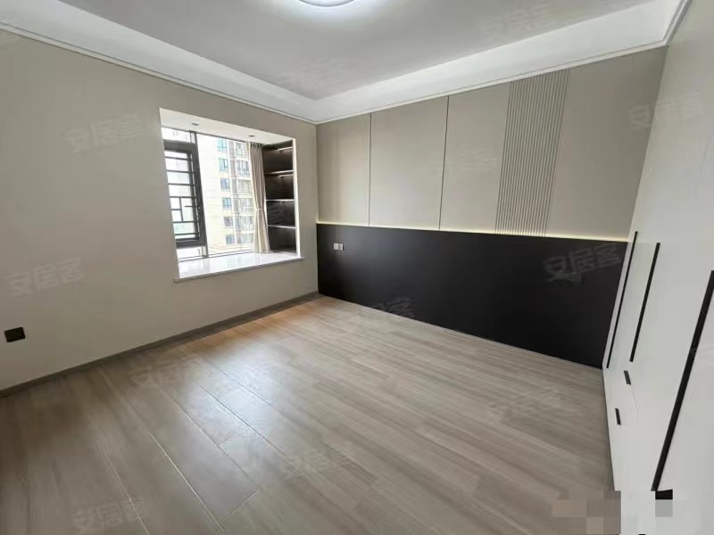 114，城南御湖世家，湖景房单价5800，全新装修精装三房，边户南北通透，证满二