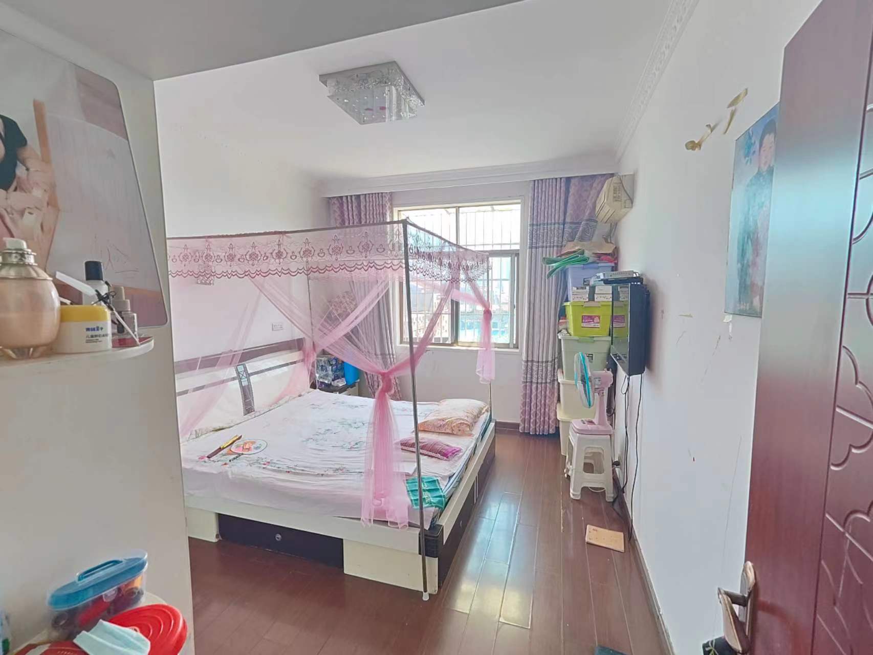 宏达小区优质精装大三房来啦，上仙桃醉好的晓学，实验二晓，楼下就是农贸市场买菜极其方便，车站也近的吓人