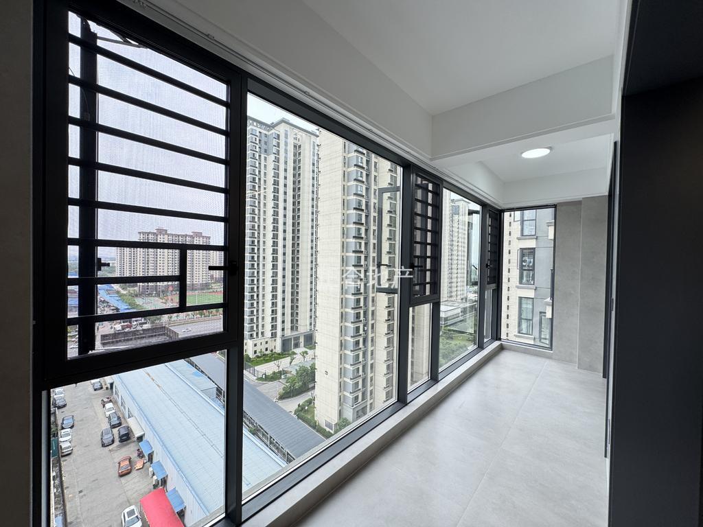 诚心出售，风和日丽，全新装修，电梯好楼层13楼，证满二，南北通透