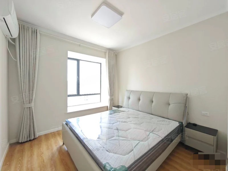 老三中旁，康湾一品，精装三房，单价5千多点，电梯中层，成色新