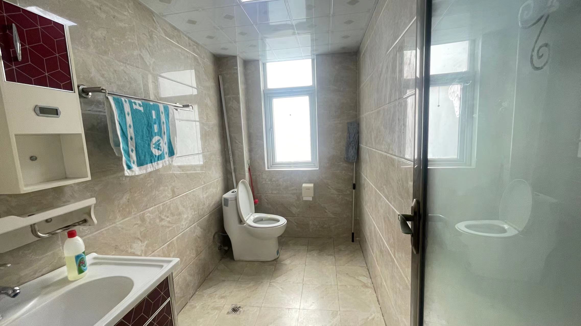 汉江景苑.精装三房.中间楼层.看房方便