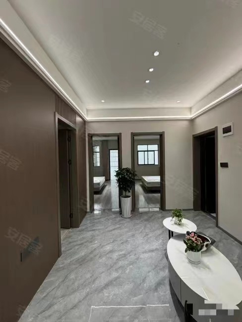 降价了，仙商附近，环球旁，配套齐全步梯3楼，精装三房，带大院子，证件齐全，赠送10多个平方