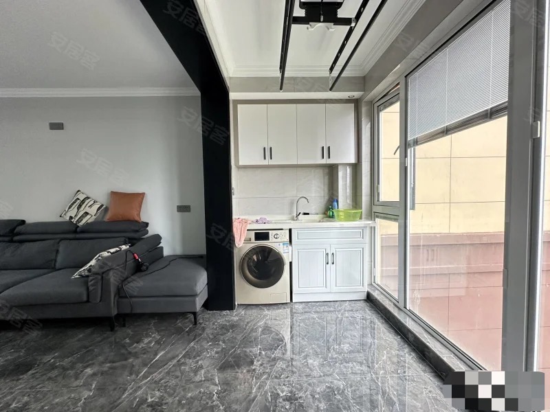 城西，满庭春，精装四房两卫，单价5100，证件满两年，家具家电全送