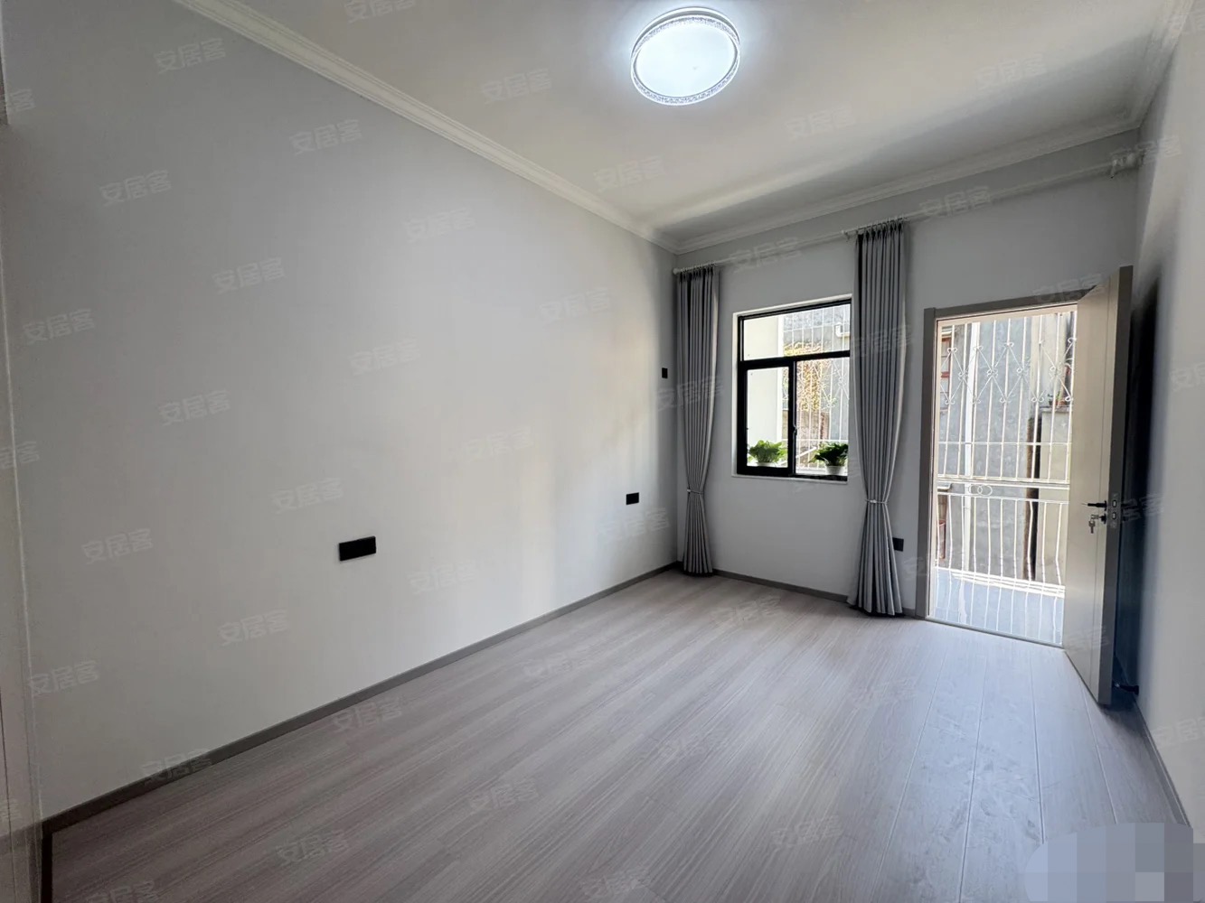 商城附近，步梯三楼，三房朝南，大阳台，精装三房，老证