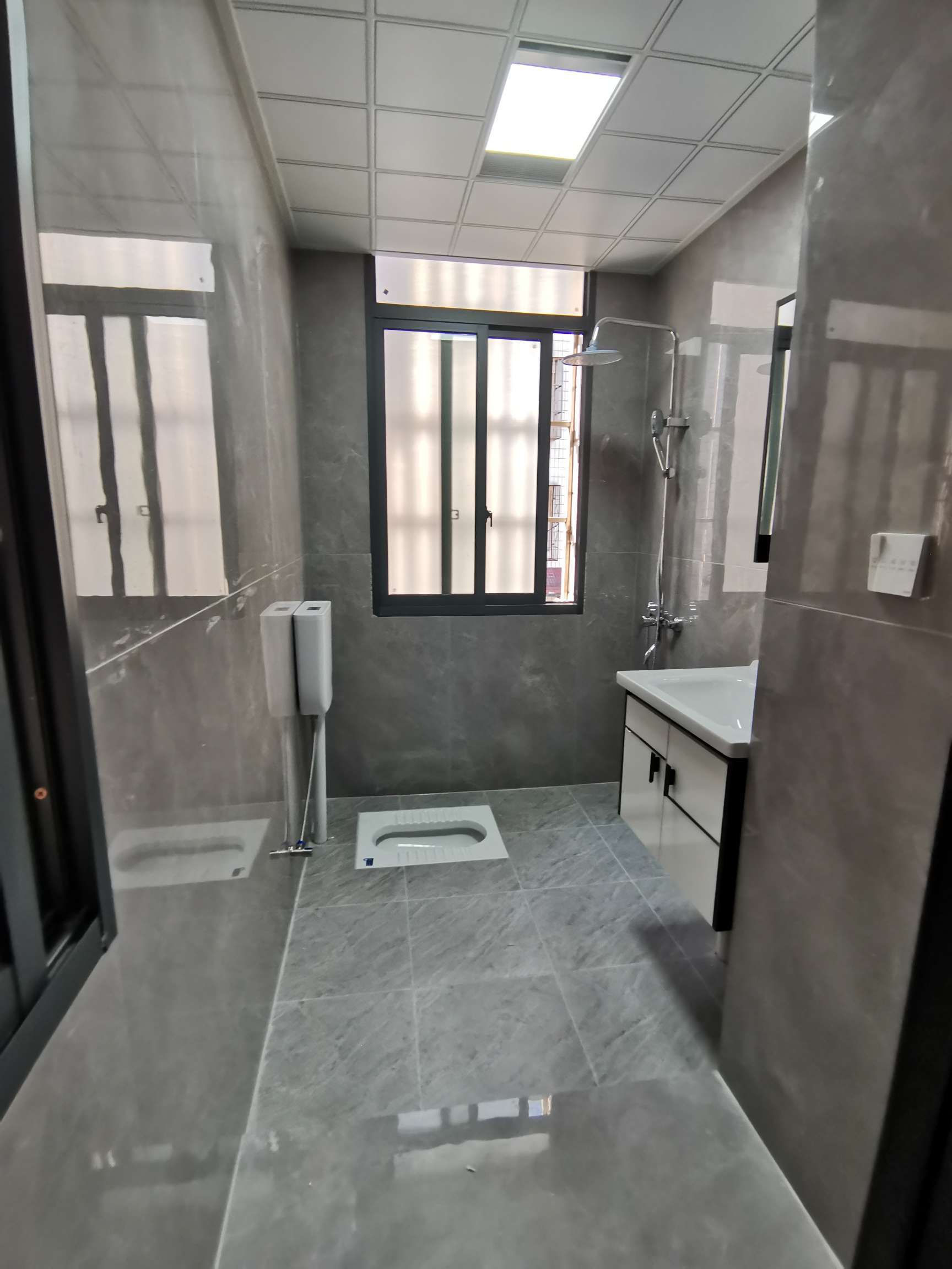 纽芬兰酒店对面，步梯二楼，大阳台，有院子好停车，精装三房