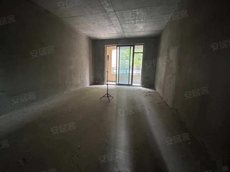 152，房东亏本诚心急售，绿地香格里拉 ，花园复式单价3800， 快来捡漏 174平，户型方正