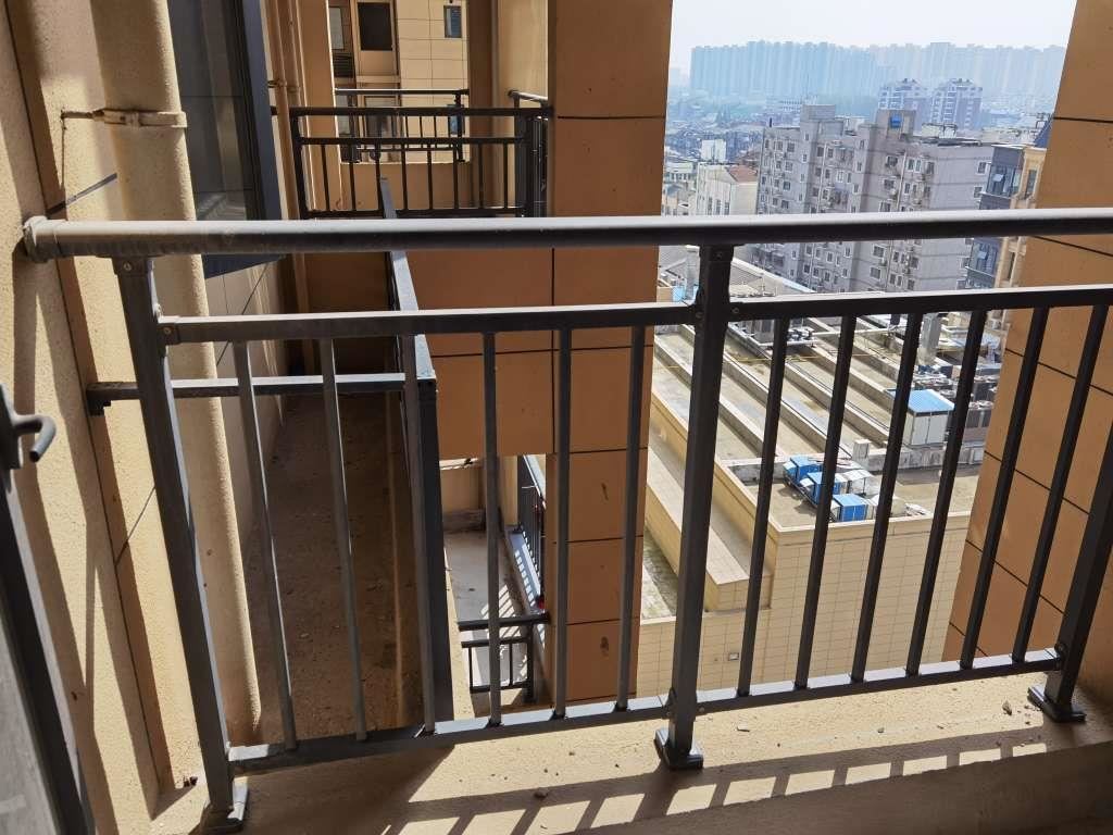 环球 城毛坯三房南北通透支持按揭 看房