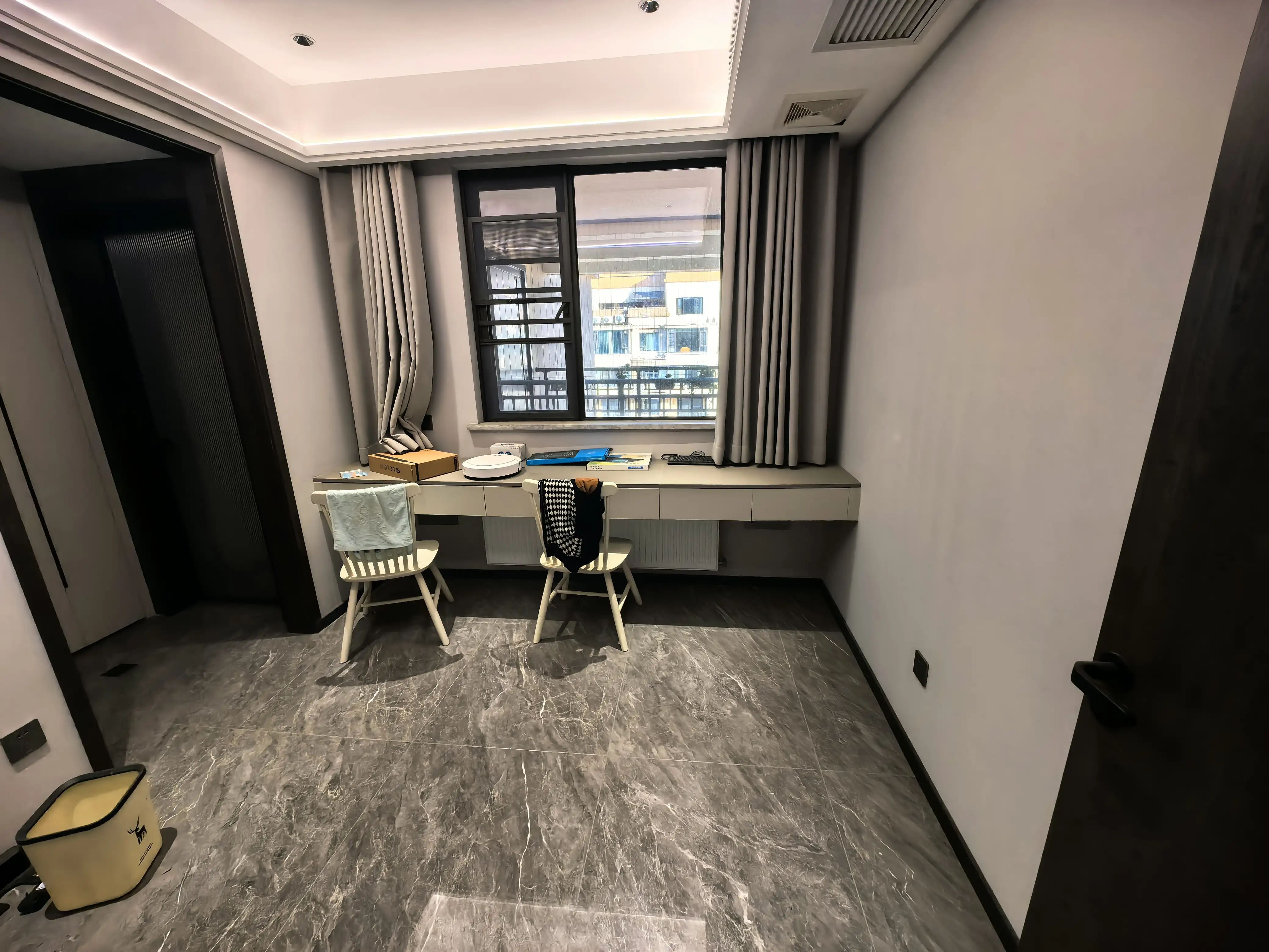 城南，荣怀，顶复，带天台阳光棚，精装四房，成色新，诚心出售