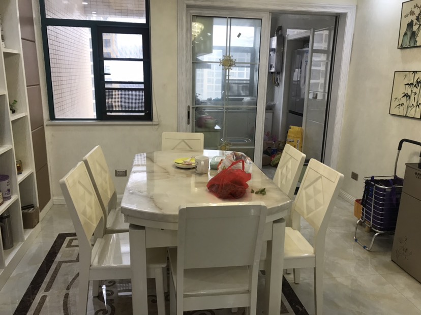 新城壹号4期四室两厅两卫两阳台 装修房子保养的好光线好上学方便