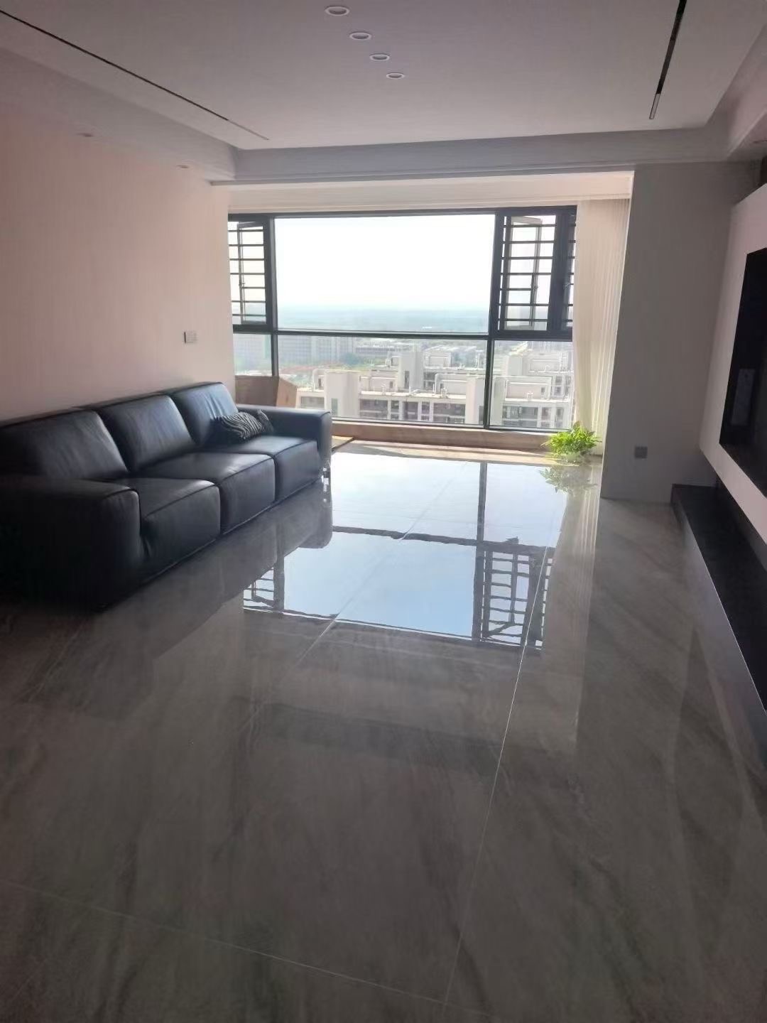 捡漏，城南，吾悦纯东‬边户，单价​6900，全‬新‬装修，一天未住，​电‮好梯‬楼层25楼​