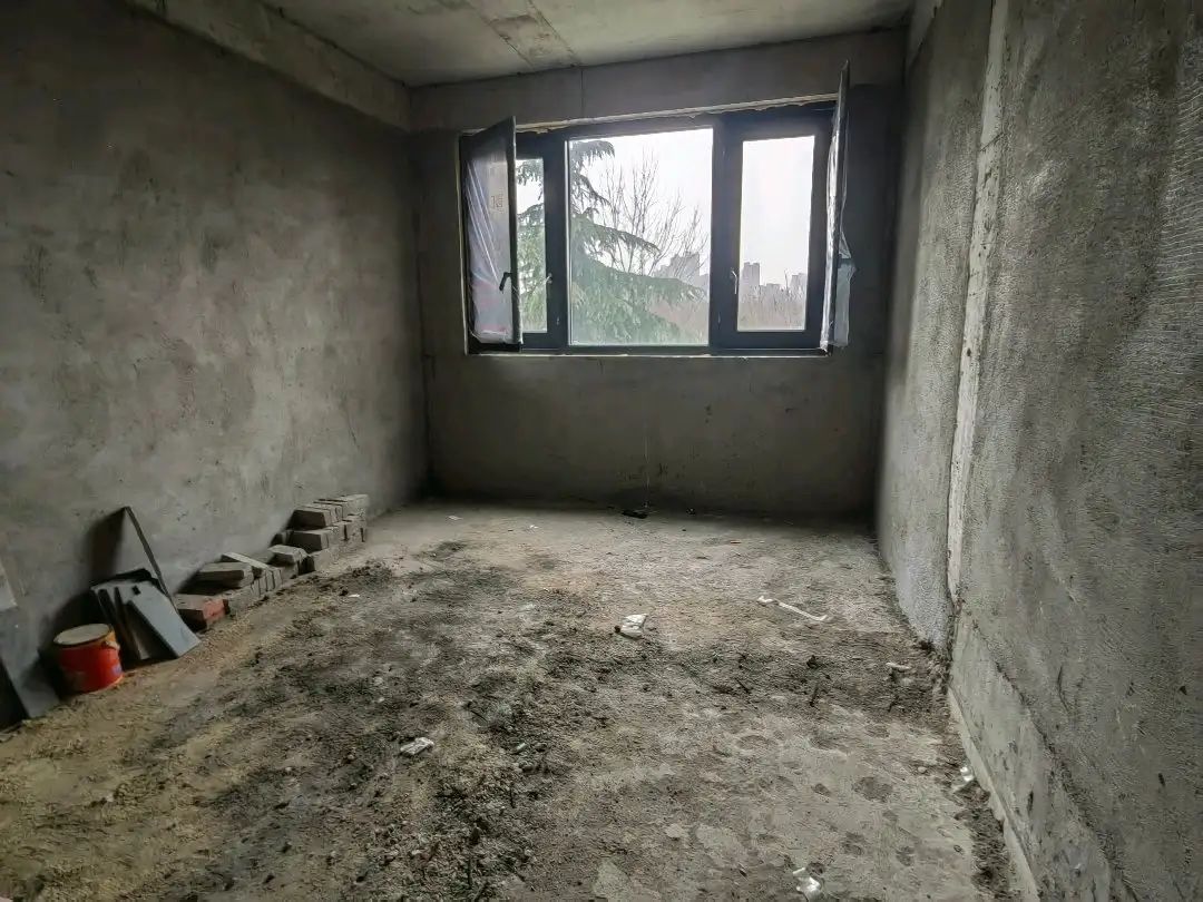 御江湾双拼。东边户四开间，三层别墅，南北大院，楼上带露台，实面300多平