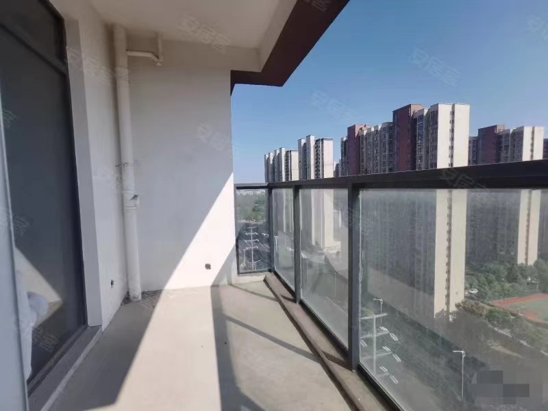 急售，房东亏本出，蓝天白云，东边户，中间好楼层，视野开阔，证即将满二