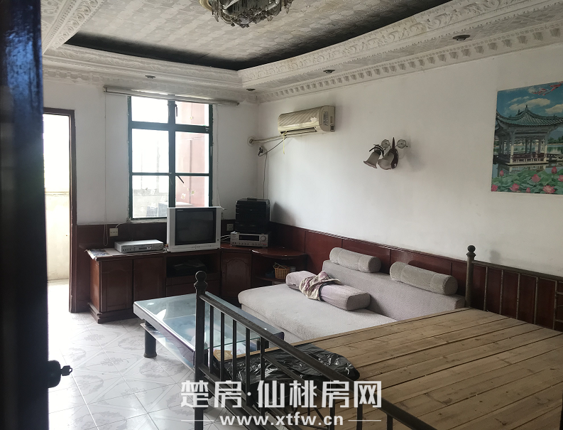 商城大厦斜对面的商业食品厂宿舍三室一厅