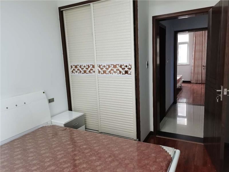 品质小区中央华府，精装三房，城西出售！95平，63万看房方便