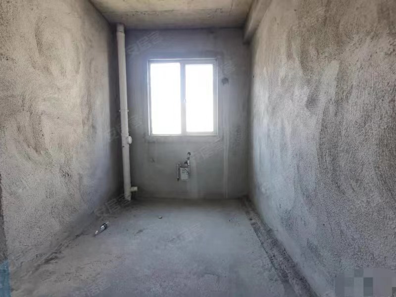 急售，房东亏本出，蓝天白云，东边户，中间好楼层，视野开阔，证即将满二