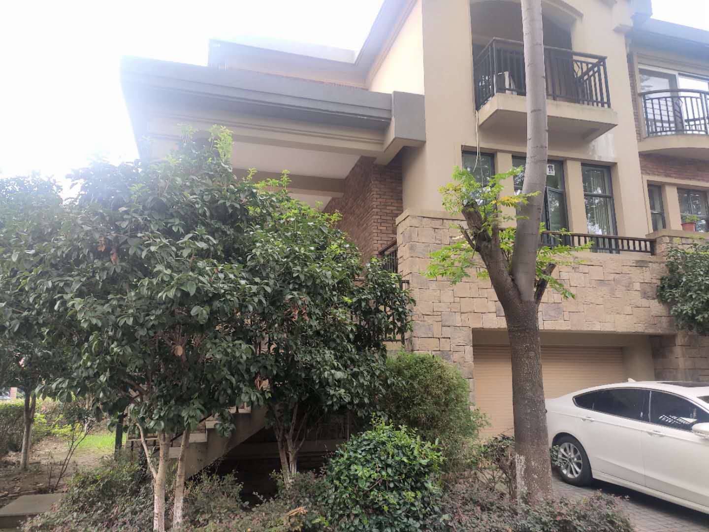 绿地尚城联排别墅边户户型基本属于毛坯买来自己想怎么装修都行业主诚心出售