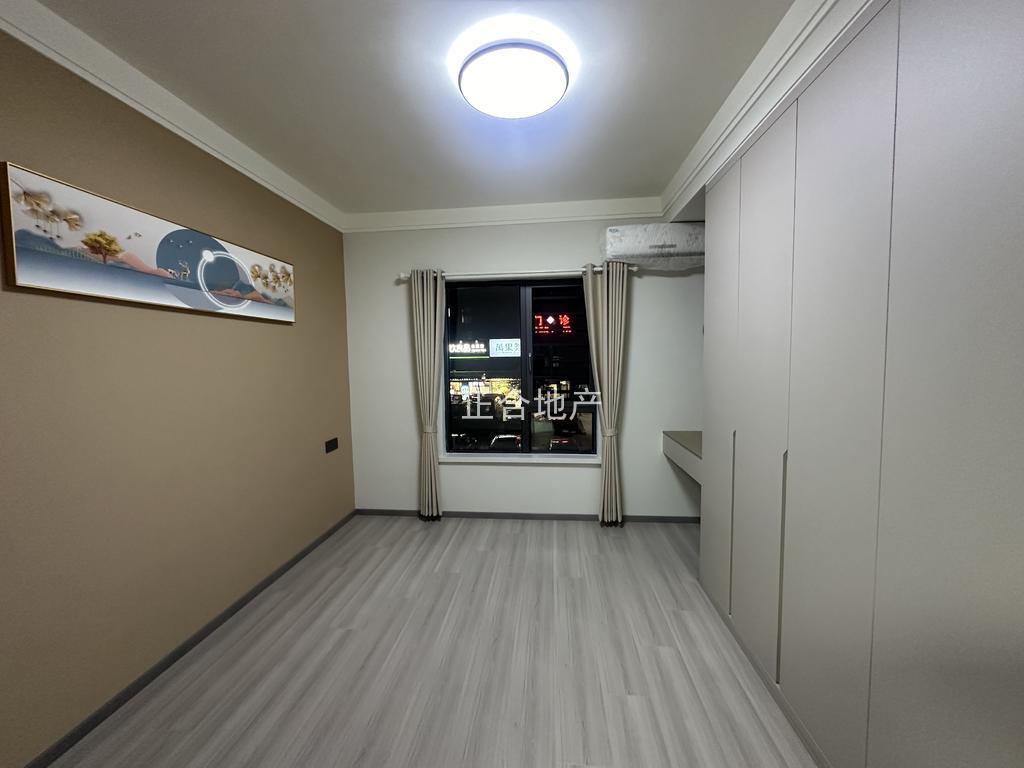 城西满庭春全新装修三房二卫单价5字头证满二