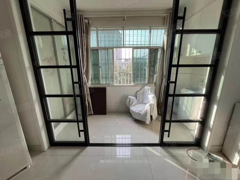 270，仙桃一中附近，福星城东门，步梯三楼楼龄新，有出场好停车，成色新，精装三房