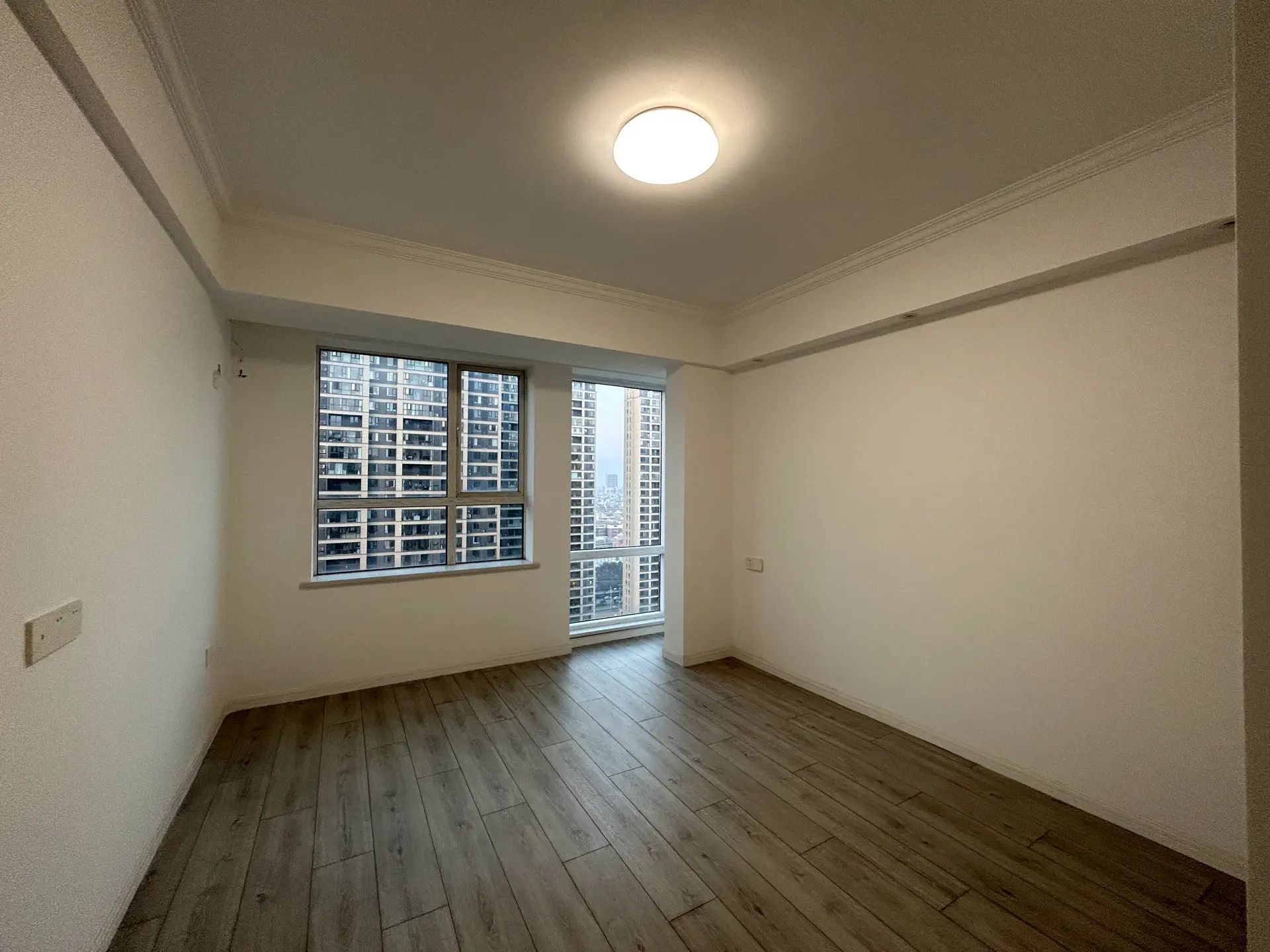 城南，领秀城，边户，精装三房两卫，好楼层，全人车分流小区，证满二