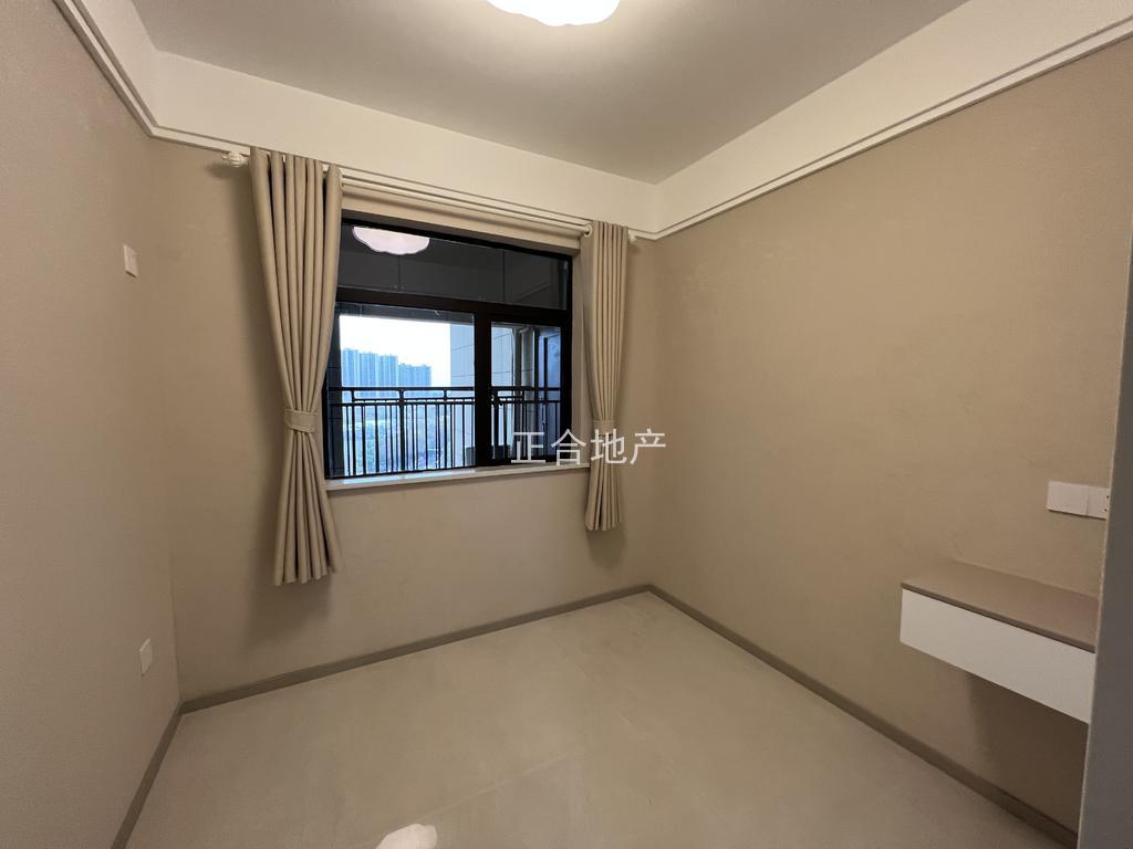 城南。御湖世家。好楼层电梯12楼。全新精装三房二卫，证满二，送车位