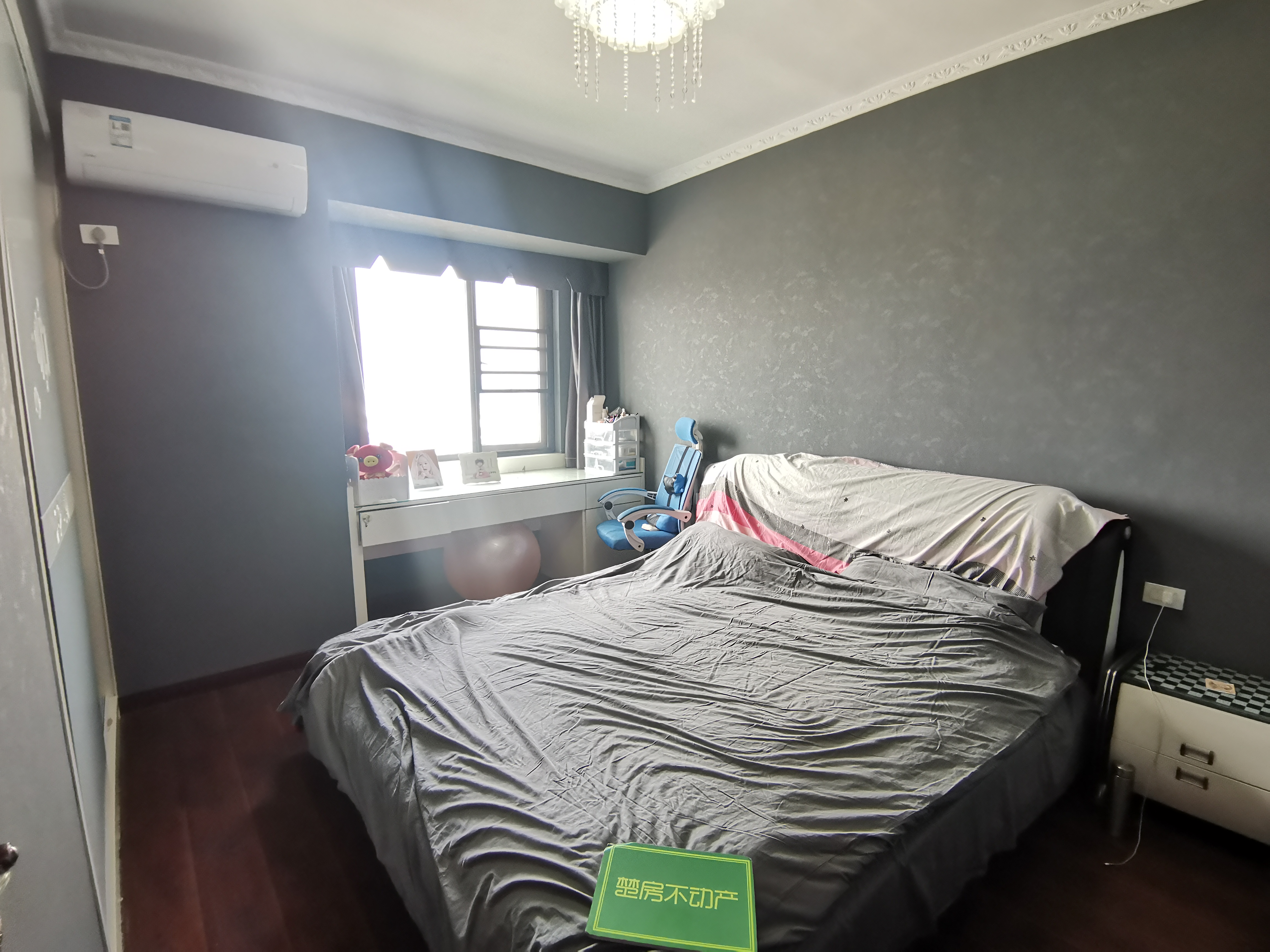 御景名邸精装三房两卫，中间好楼层，家里保养的非常好，户型通透诚意出售