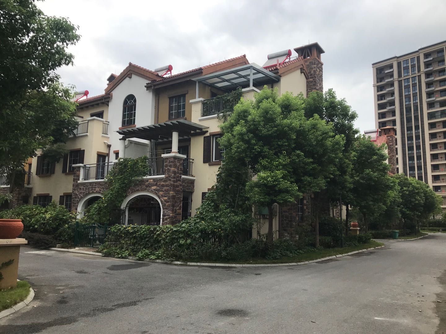 御江湾全新装修证满二三加一层联排别墅全屋监控设备价格美丽