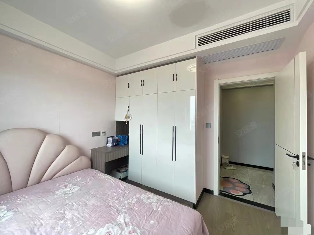 房东诚心出售，锦绣江山三期，东边户，南北双阳台，9成新装修，家电全送，拎包入住