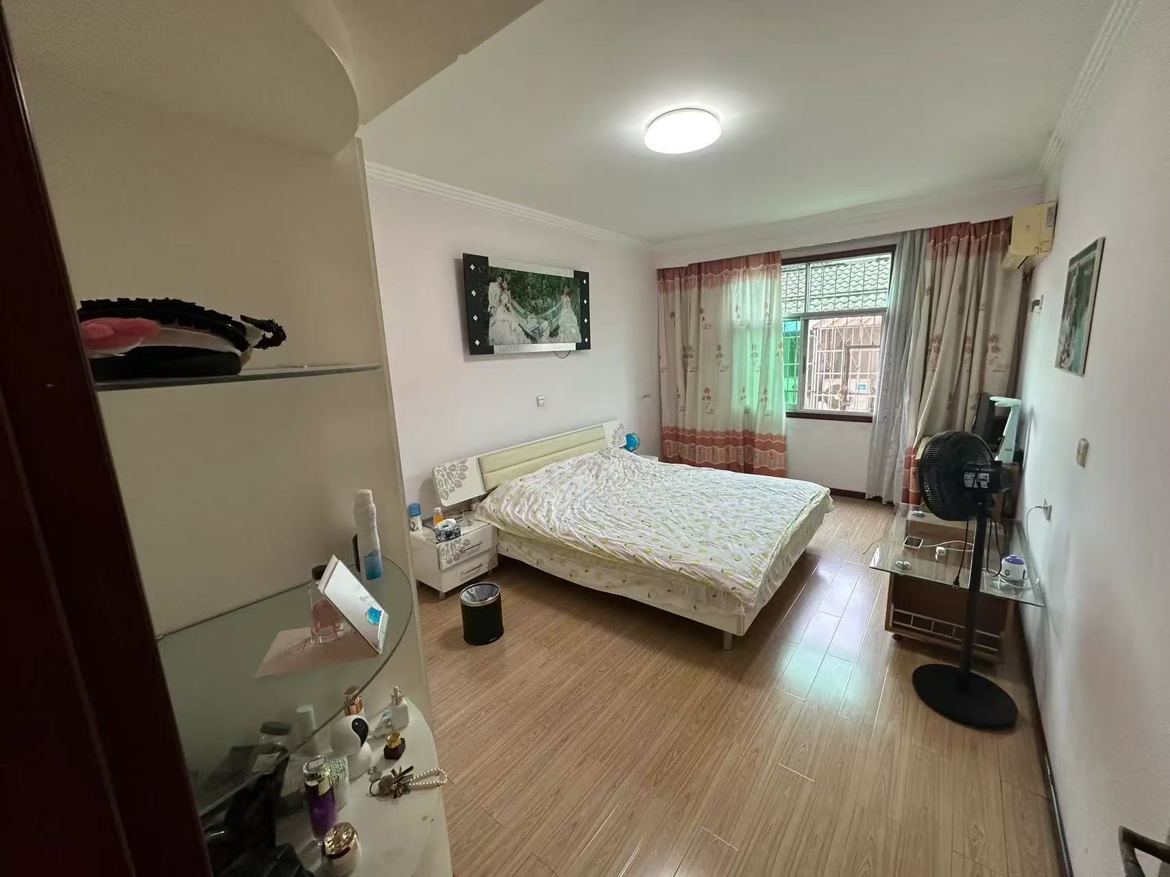 30w以内，步梯3楼，成色很新，精装三房，价格可谈