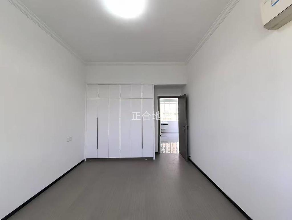 商城附近，仙源酒店旁，步梯中层，有证，全新装修，精装三房，南北通透