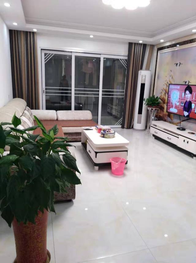 精装修 三房两厅两卫 送入户花园 无贷款 满五