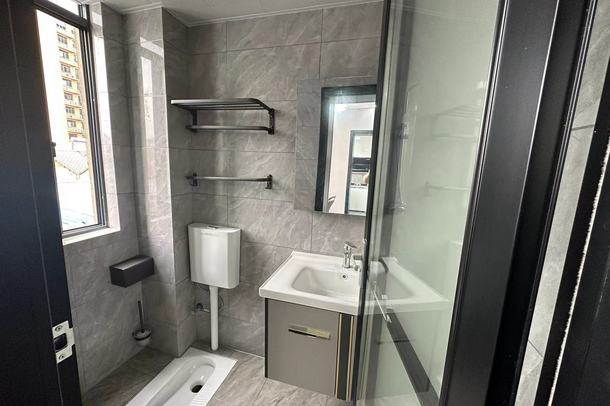 四中旁老一中宿舍全新装修三房有院子能停车，步梯四楼