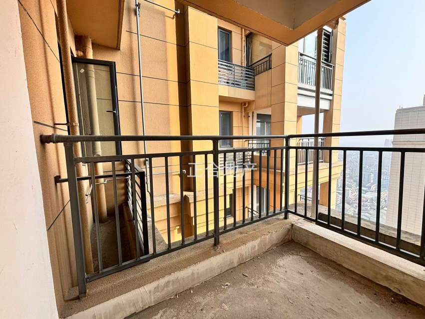 降价了，环球广场，好楼层，单价4千多，满2年，三开间朝南，视野采光好