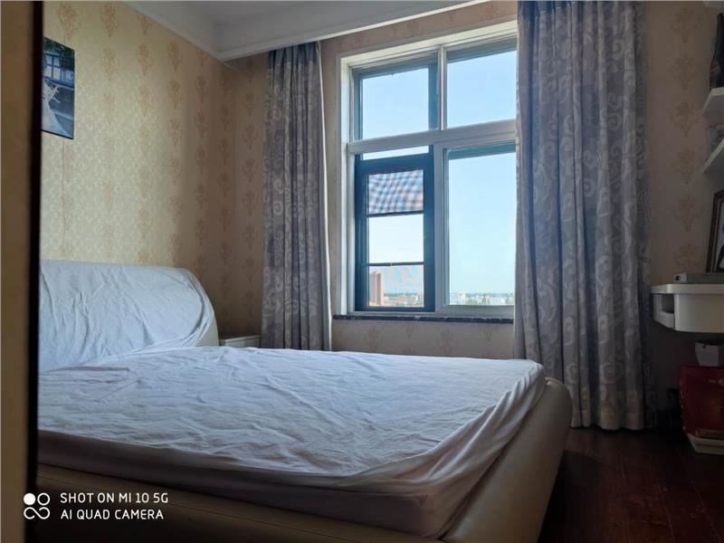 香岸华府精装3房，装修都用的环保材料，采光很好，没有住过