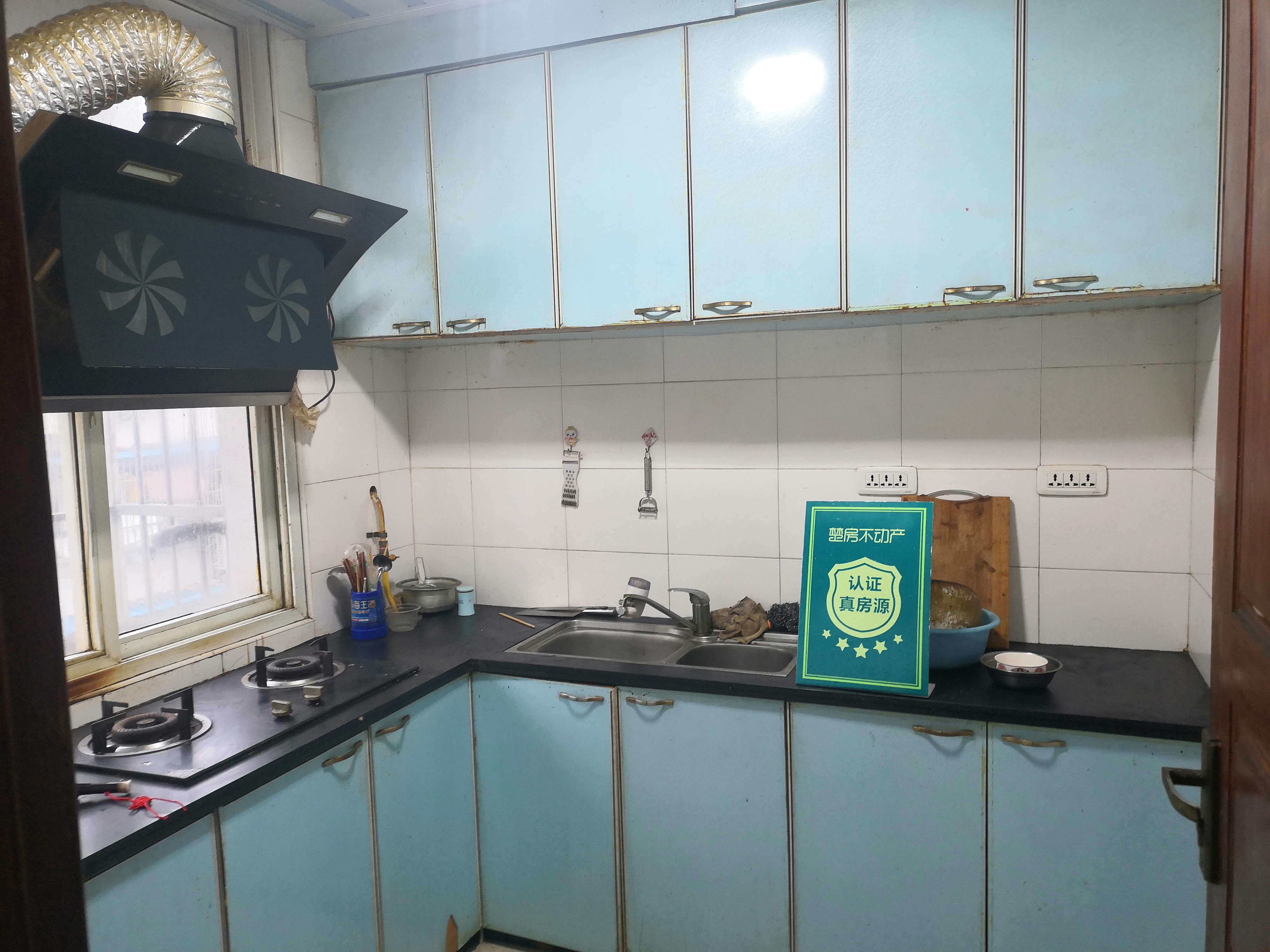 云顶酒店后润沁小区带装修两室半诚意出售