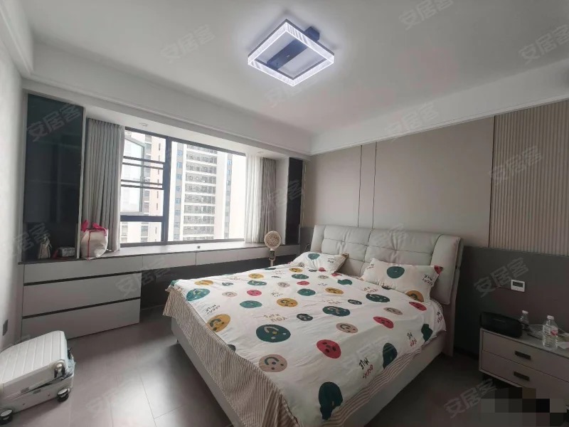 城南，吾悦广场，精装大三房，边户，好楼层23楼，大阳台，诚心出售