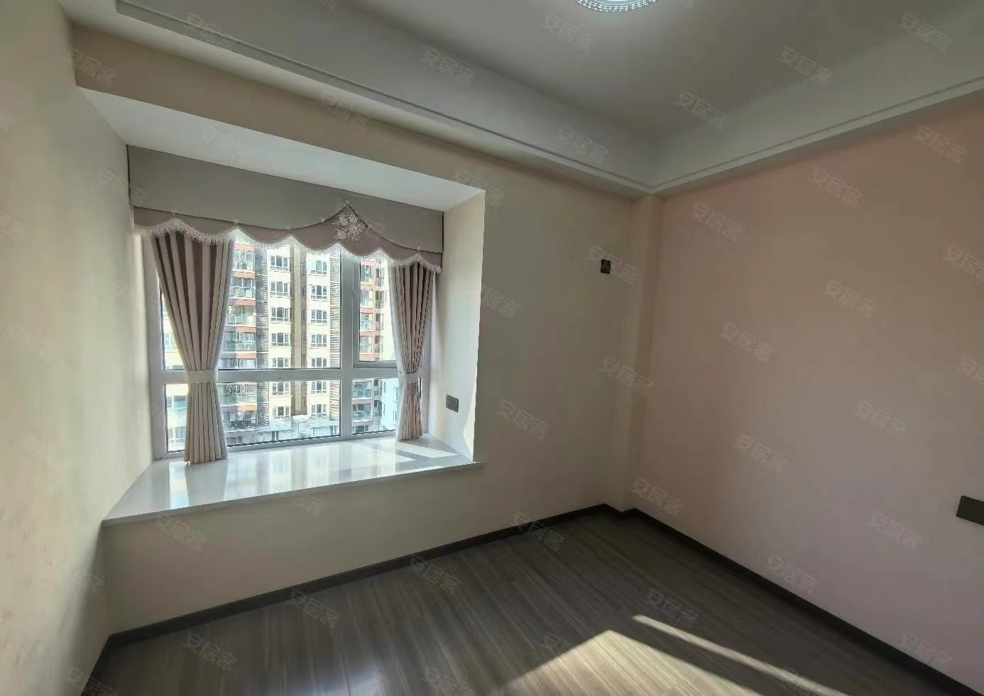 一中旁边，南北通透，双阳台，精装三房，中间楼层