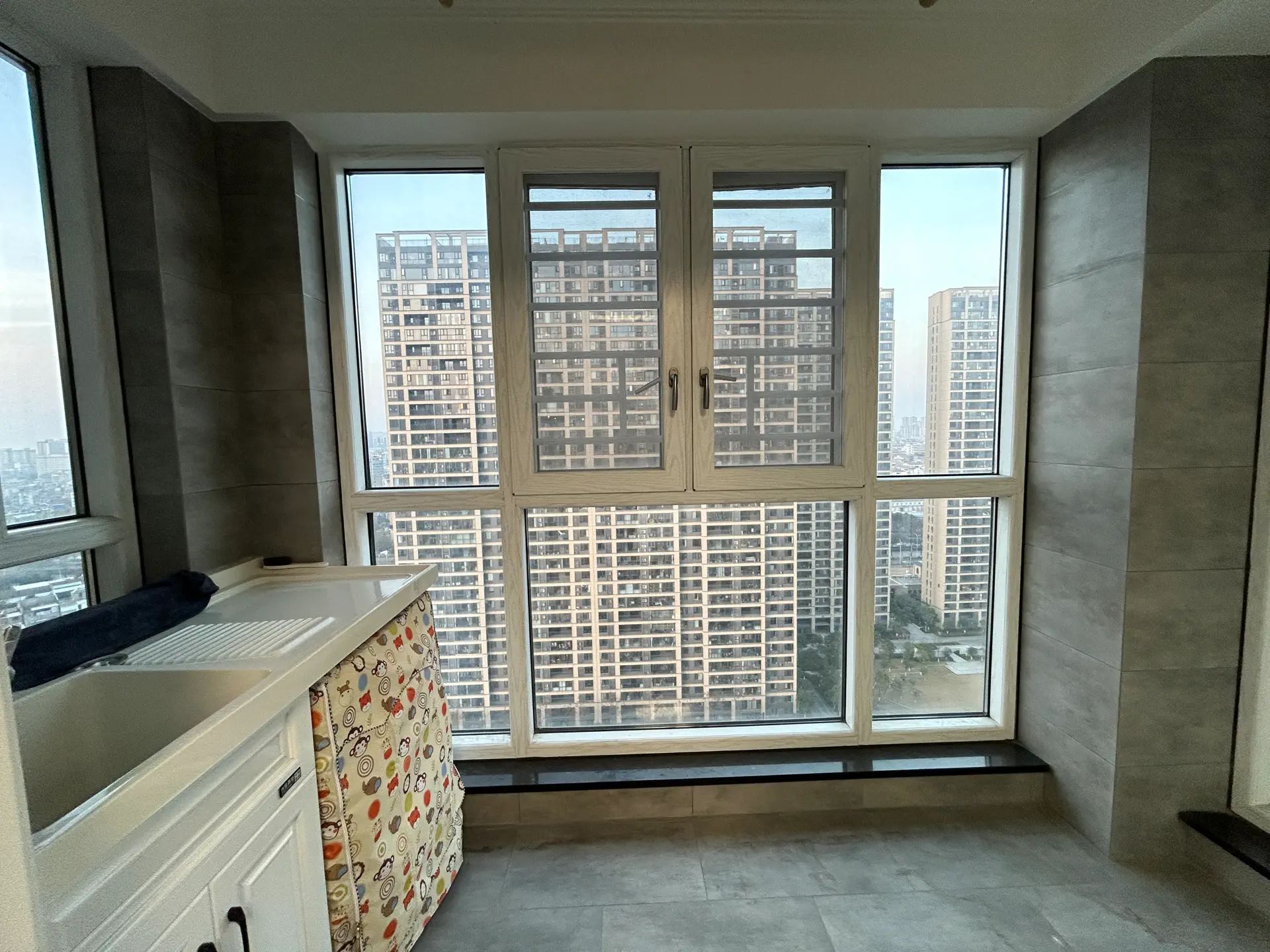 城南，领秀城，边户，精装三房两卫，好楼层，全人车分流小区，证满二