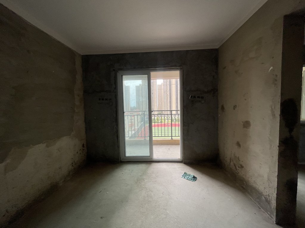 森林国际 毛坯三房.户型端正.楼层好.采光好