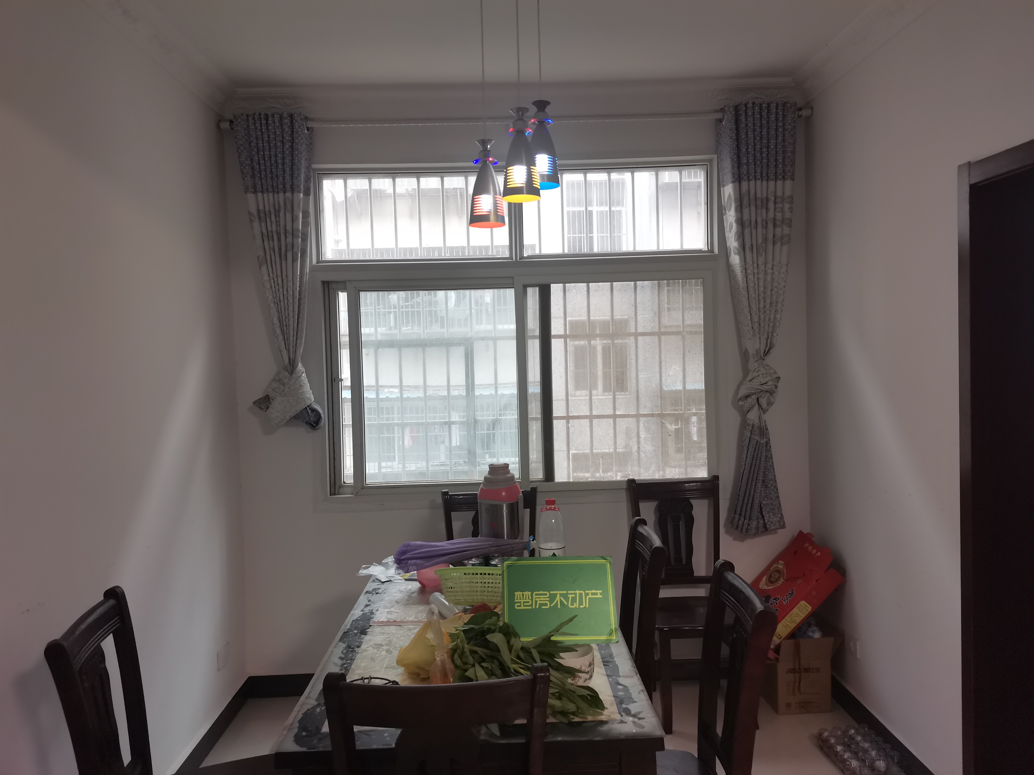 步行街后面三房诚意出租，步梯三楼好楼层，精装家具家电齐全拎包入住