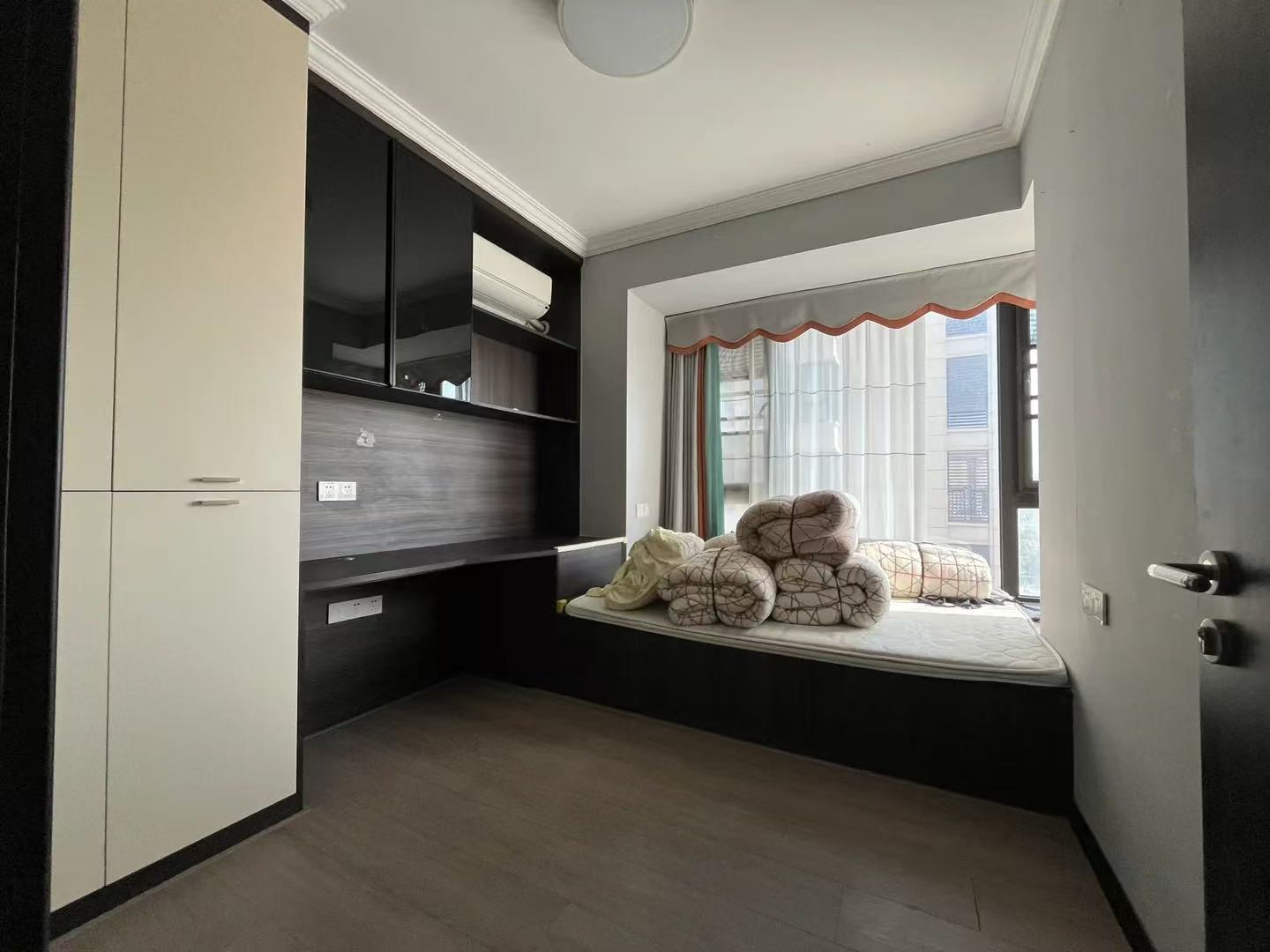 城西，祥生观澜府，江景精装大四房，东边户，送车位送储藏间，家具家电齐全拎包入住，4开头