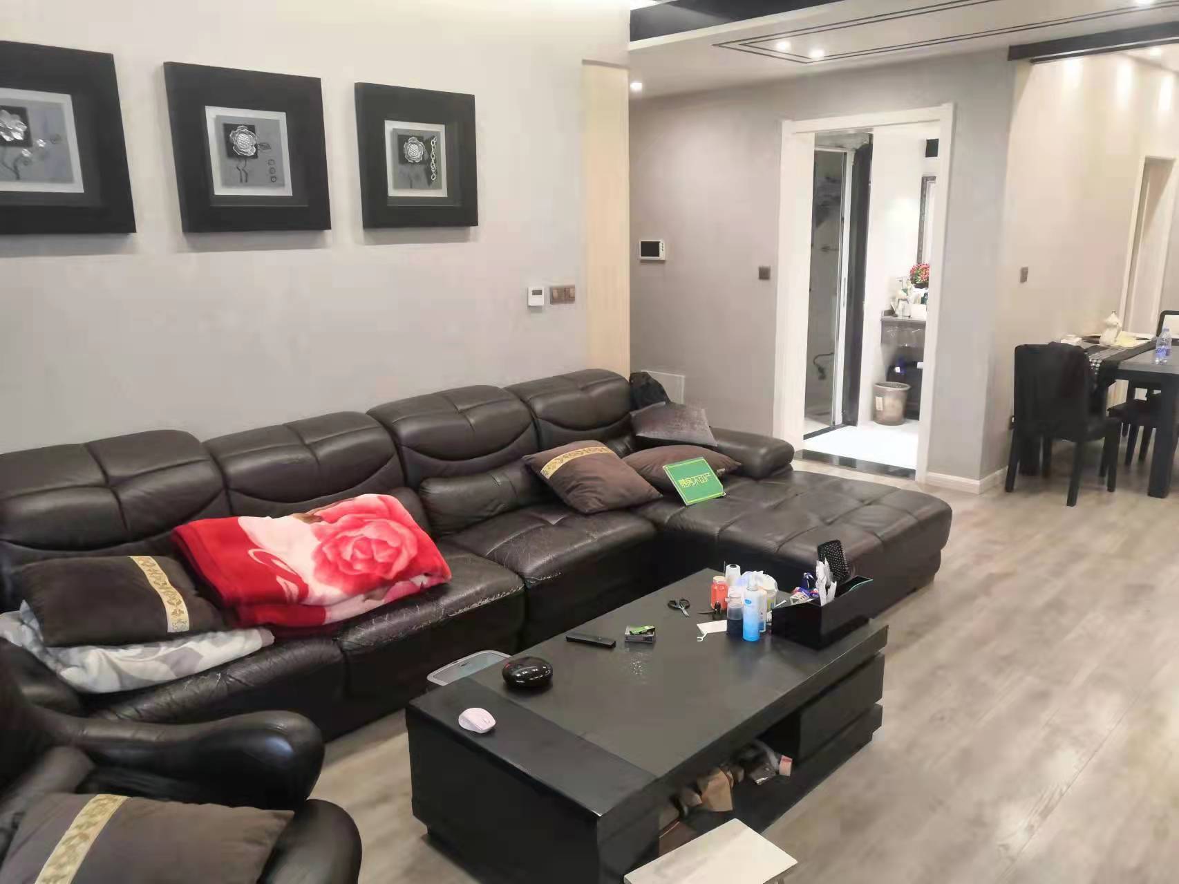 御台公馆送150平米大露台精装四房九成新价格可谈对面可以上学