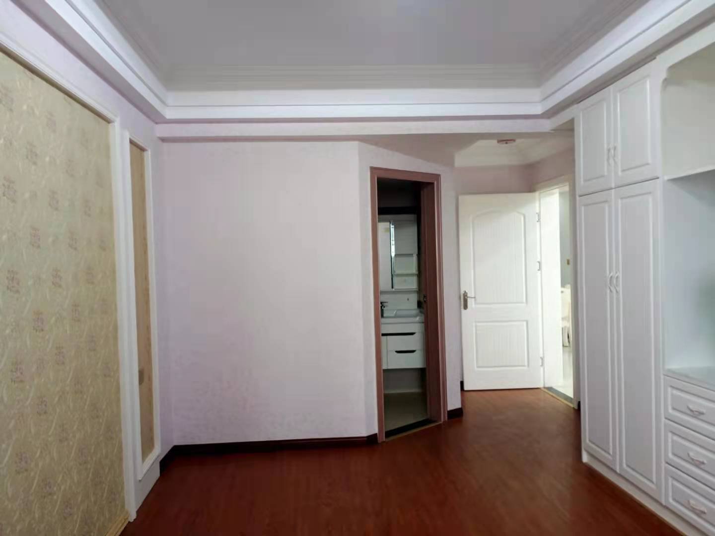 元泰未来城三中旁边，社区成熟，广场交通非常方便，小区环境优美