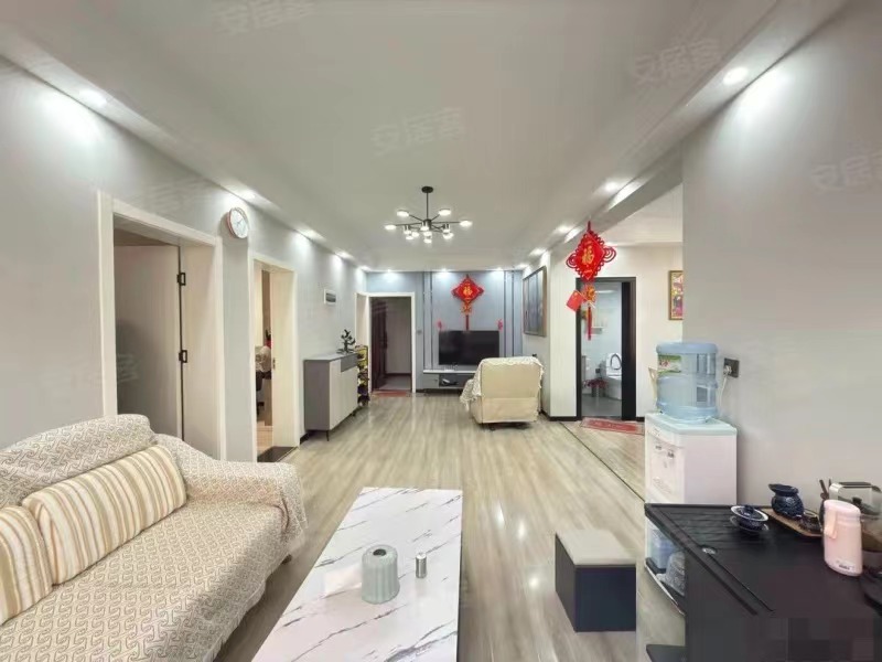 264.，车站附近，复州花园旁，精装三房，好楼层步梯2楼，9.9成新，有证！