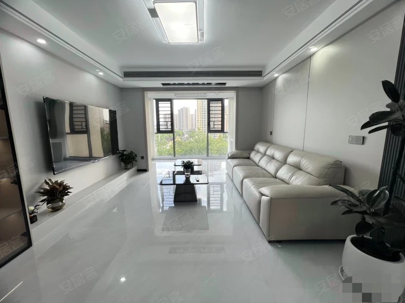 新城壹号，精装大三房，全新精装，东边户，南北双阳台，单嫁5800+，证满二