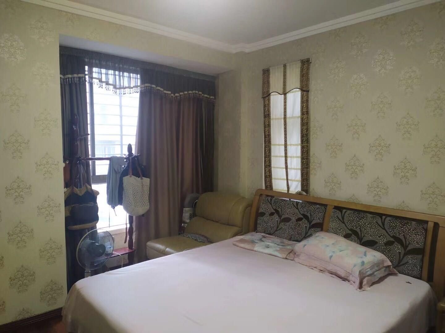 城南金城花园精装修三房，满五 